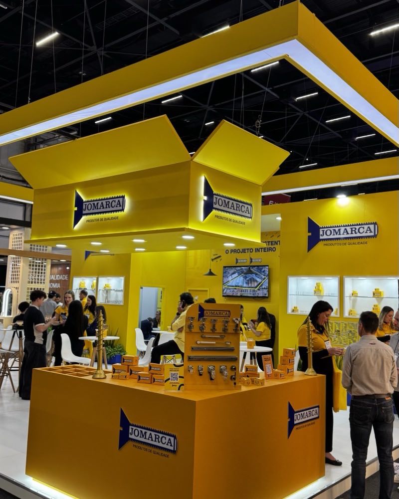 Home do site da Jomarca Kits: fundo amarelo, logotipo e a chamada Pensou em ferragens e acessórios para móveis.